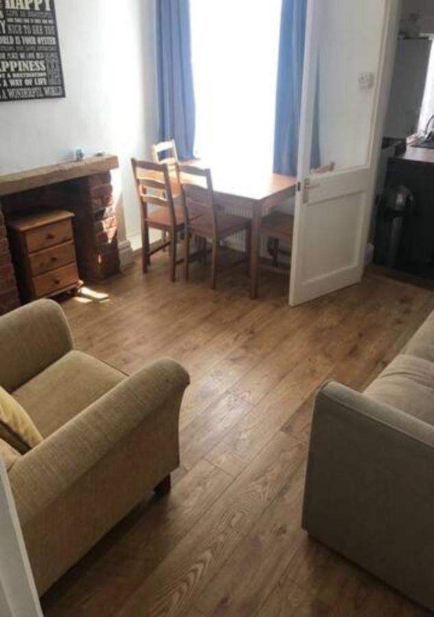 4 Bedroom House For Corporate Stays In Kettering Eksteriør bilde